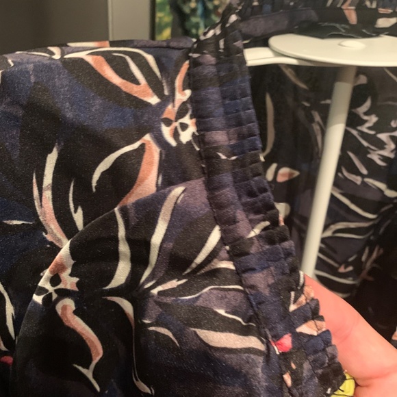 Tahari Floral blouse. Worn once. Excellent‎ condition - Picture 5 of 7